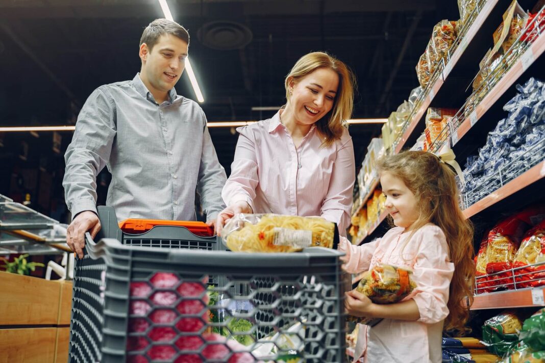 Rodina nakupuje v supermarketu, ceny potravin