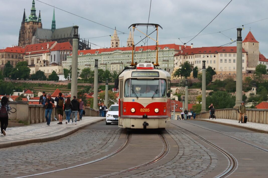 tramvaj na mostě, MHD Praha, jízdné, jízdní řády, spoje