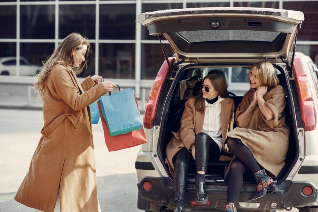 Mladé ženy balí nákupy do auta, Black Friday