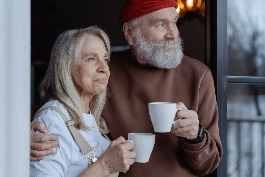 seniorský pár, přípitek, žádost o předčasný důchod