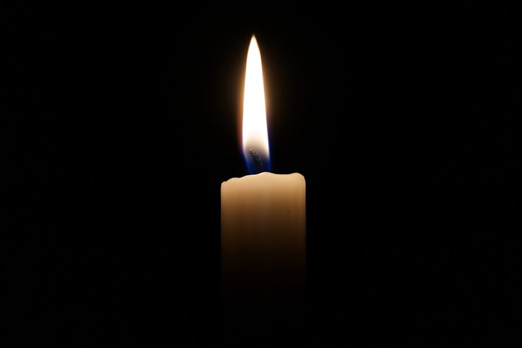 hořící svíčka ve tmě, pohřebné, cena pohřbu