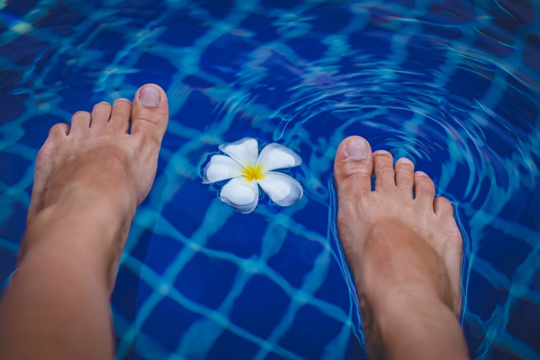Nohy a kytka ve vodě, zákaz napouštění bazénů