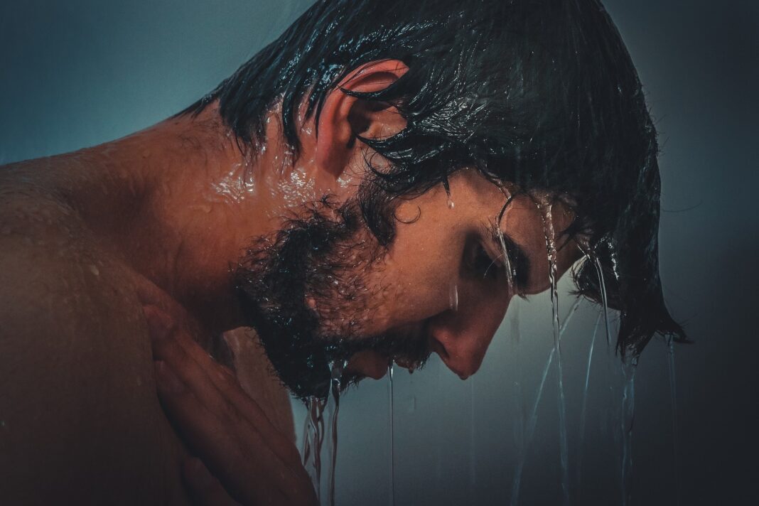 Muž ve sprše, průměrná spotřeba vody na osobu
