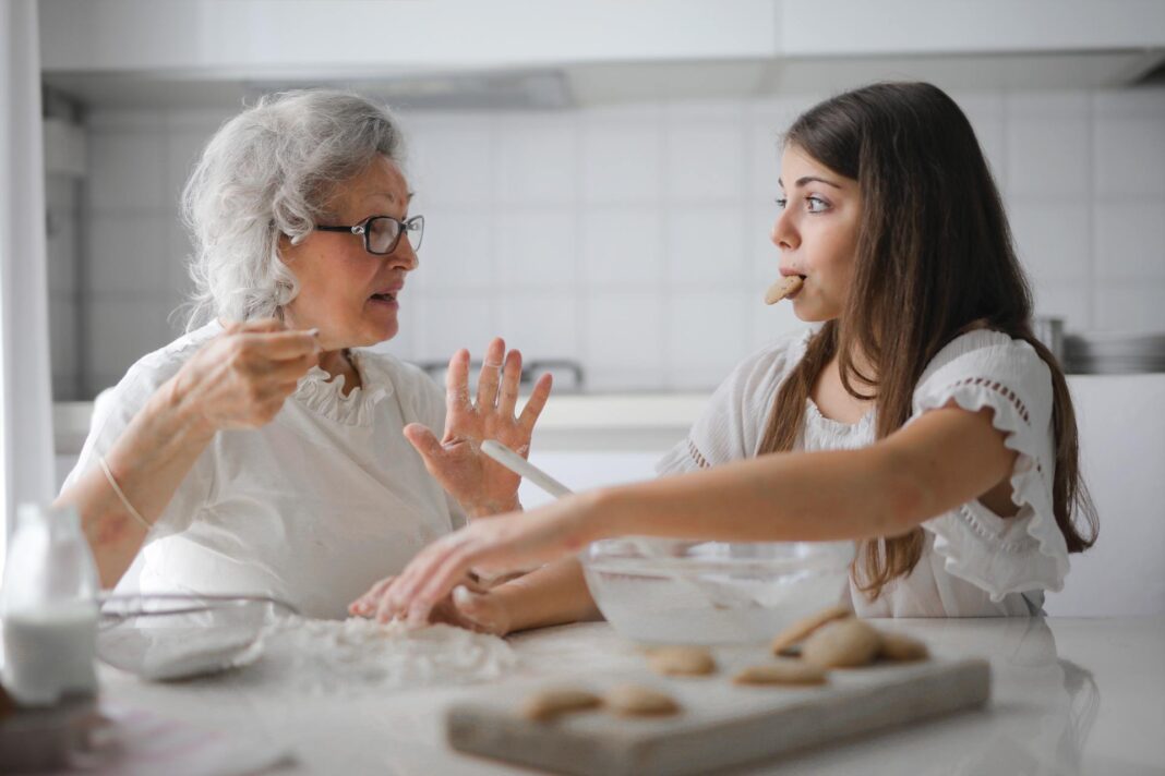 Babička s vnučkou připravují cukroví, jednorázový příspěvek důchodcům