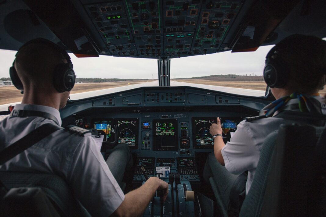 Piloti v letadle, průměrné mzdy v roce 2019