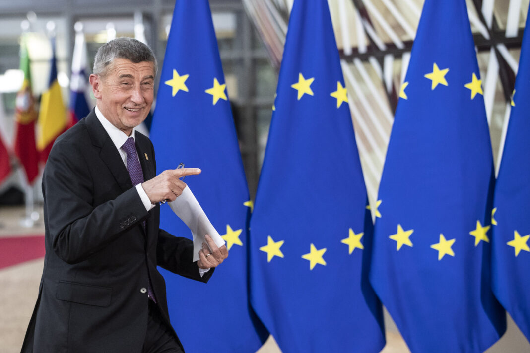 Andrej Babiš před vlajkami Evropské unie, volební preference politických stran