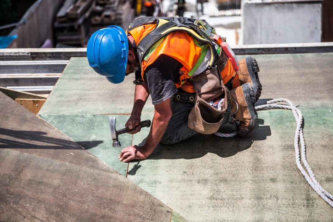 Stavební dělník na střeše, minimální mzda v roce 2022