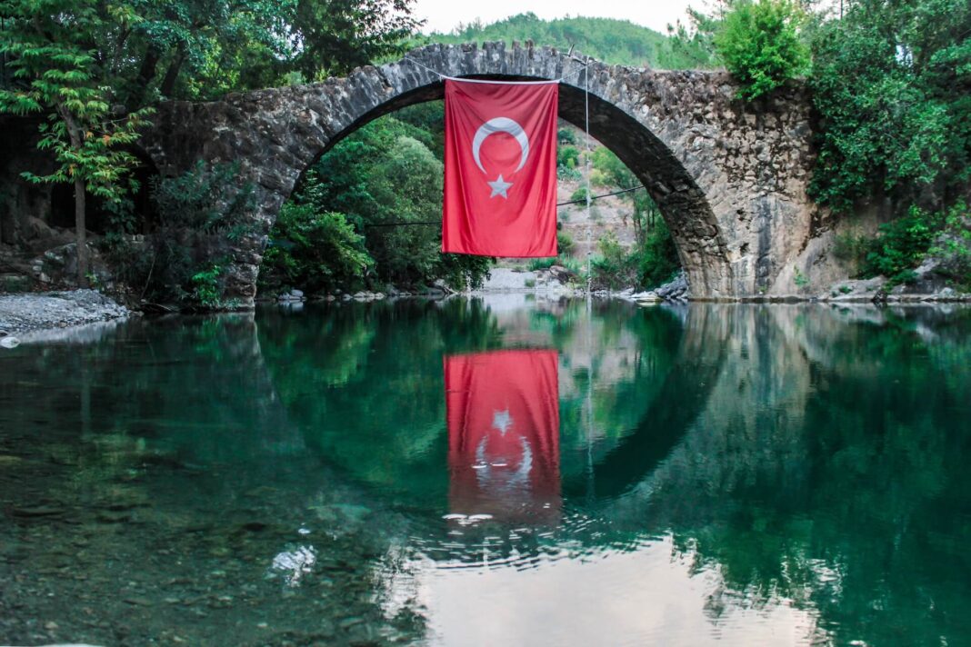 most, vlajka, Turecko, turecký seriál Velvyslancova dcera online