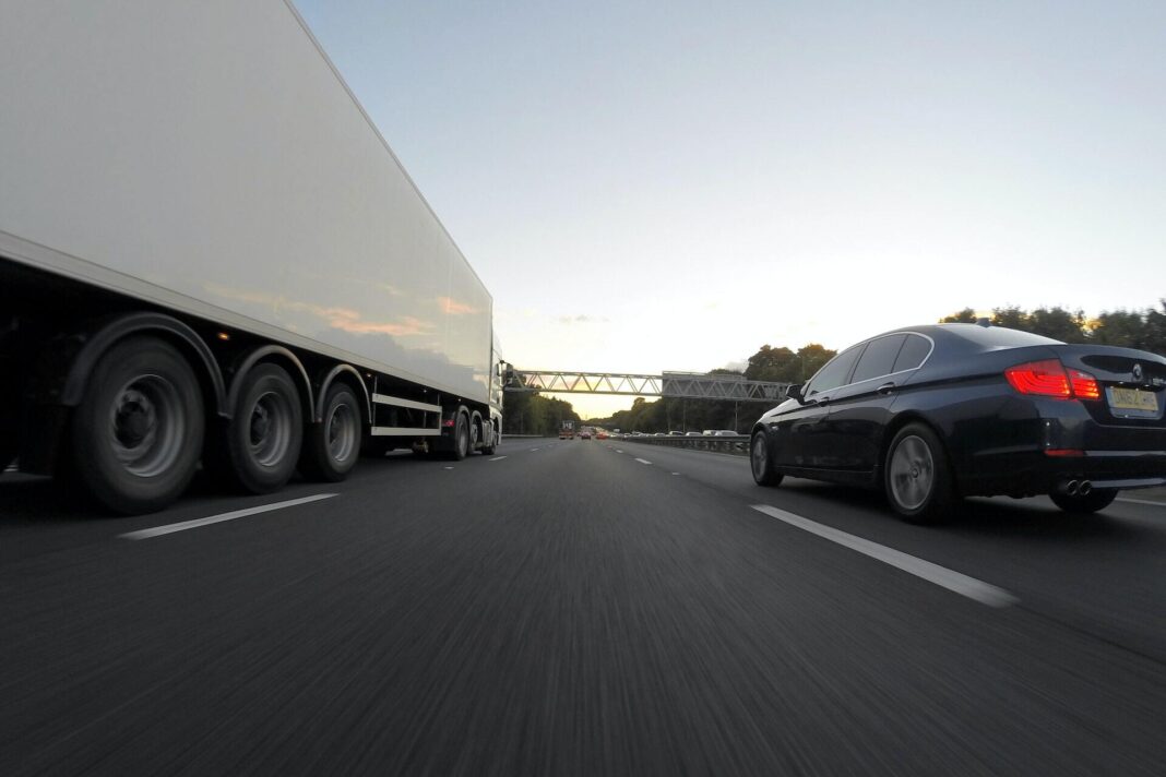 dálnice, nákladní a osobní auto, e-dálniční známka Maďarsko v eurech 2023