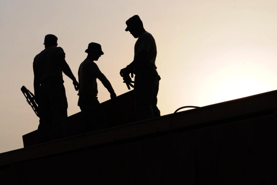 dělníci na střeše, minimální mzda 2024