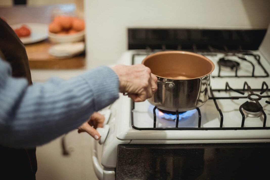 vaření na plynu, jak řešit vysoké nedoplatky a zálohy za energie