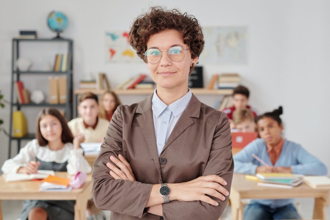 pedagožka před třídou, stávka učitelů 2023: seznam škol
