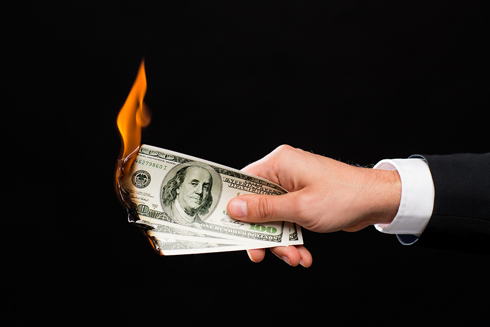 hořící bankovky, jak investovat