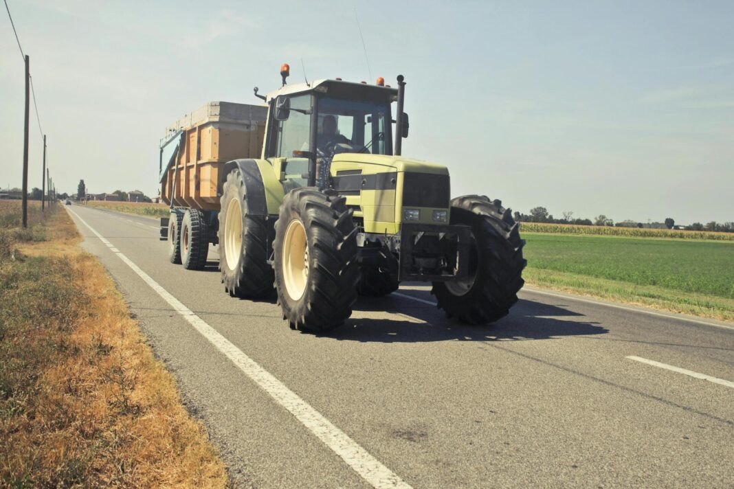 traktor na silnici, stávka zemědělců