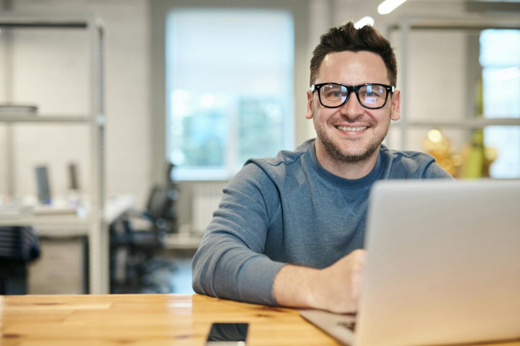 muž se usmívá před počítačem, nejsem plátce DPH, faktura