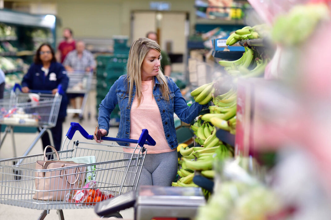 zákaznice kupuje banány, akční leták Tesco na příští týden