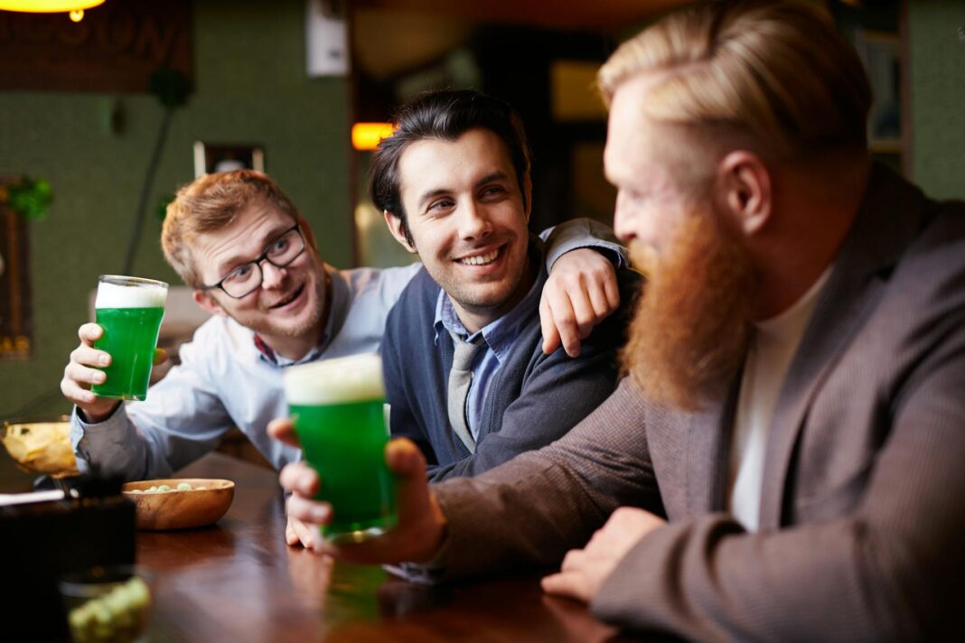 zelené pivo, hospoda, přátelé