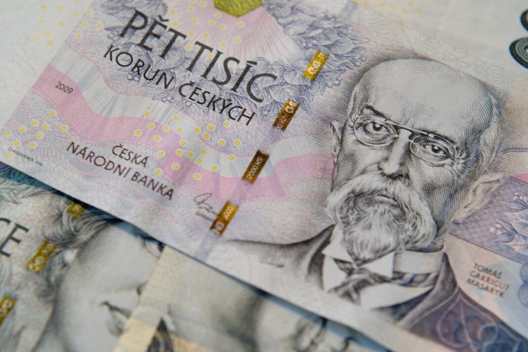 české bankovky, peníze, dávka státní sociální pomoci (DSSP)