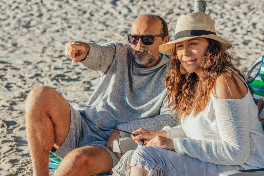 muž a žena na pláži, odchod do důchodu v 55 a 60 letech